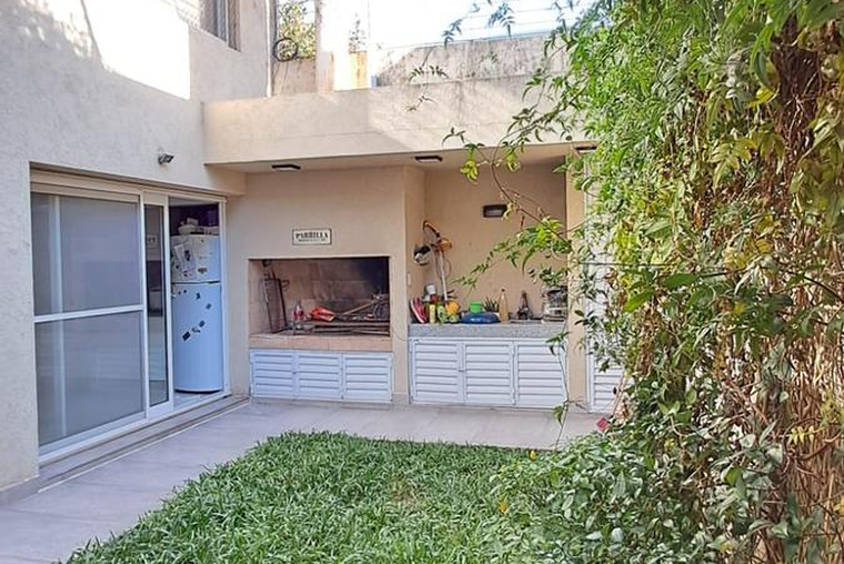 1 DE MAYO 1600. Excelente casa, amplio living comedor, escritorio, patio jardín. Apta crédito.