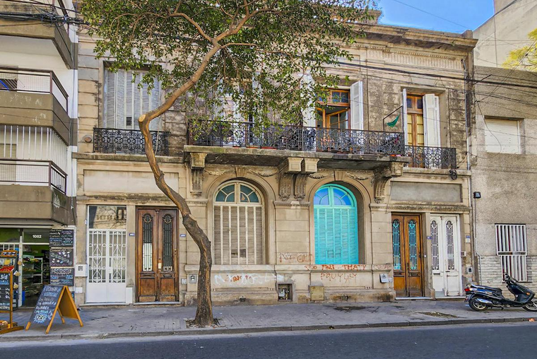 Casa a reciclar en PH con 10 ambientes y dos patios