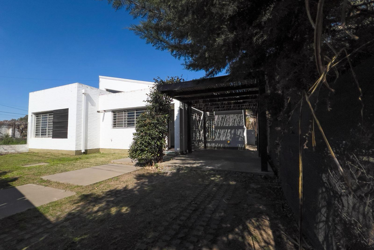 CASA DOS DORMITORIOS + COMODIN ( AMPLIO ENTREPISO ) - PILETA - FUNES - GARITA 3