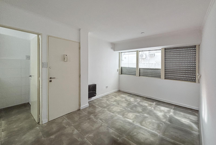 Departamento de pasillo de 1 dormitorio con patio frente al parque Urquiza