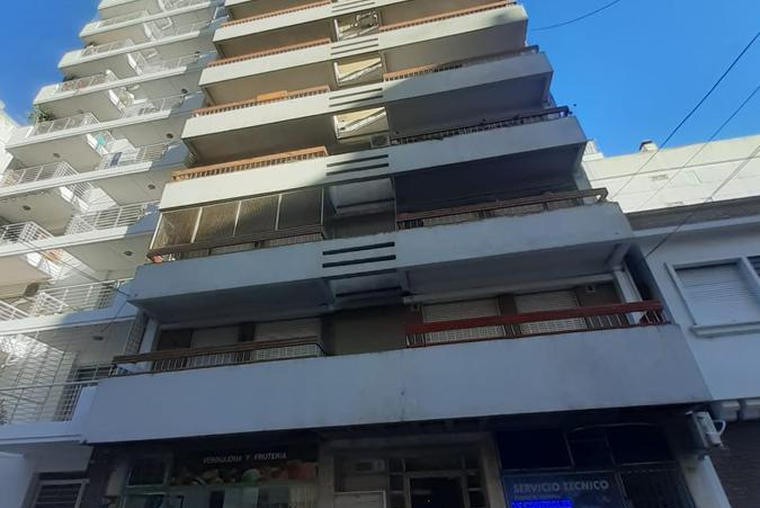 Zeballos 700. Contrafrente. Balcón/Lavadero cerrado. Comedor. Cocina independiente. Baño complete. 3