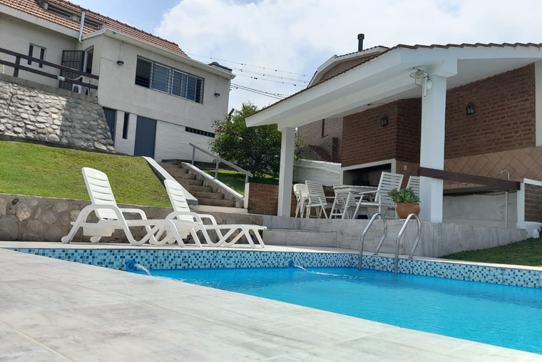 Alquiler temporario-Chalet c/piscina, vista al lago- Sierras de Cba.