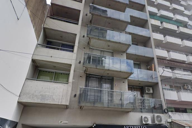 Maipú 900. Balcón. Externo. Muy luminoso. Amplia cocina equipada.