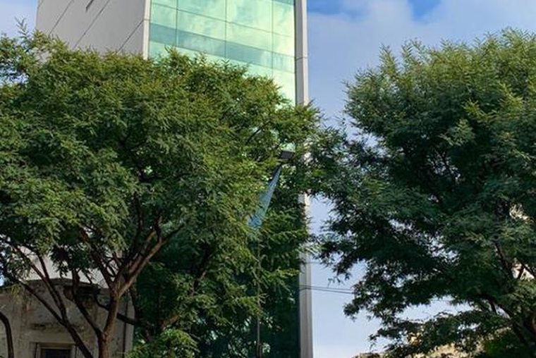 Av. PELLEGRINI 1900. OFICINA 100 m2. Edificio Julia. Externa. Luminosa. Kitchenette. Aire frío/calor