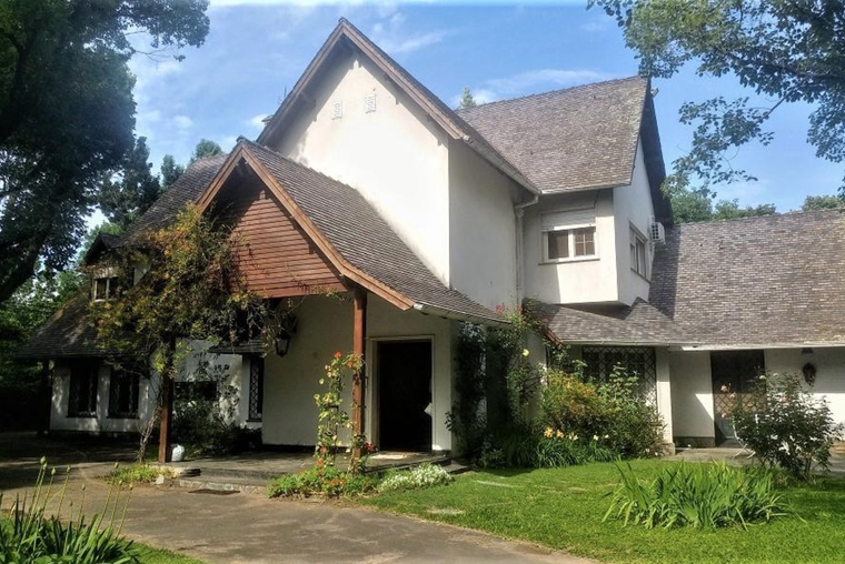 FISHERTON. Brassey / Olmos. Mansión. 600 m2. Terreno 1325 m2. Dependencias. Parque. Cocheras.