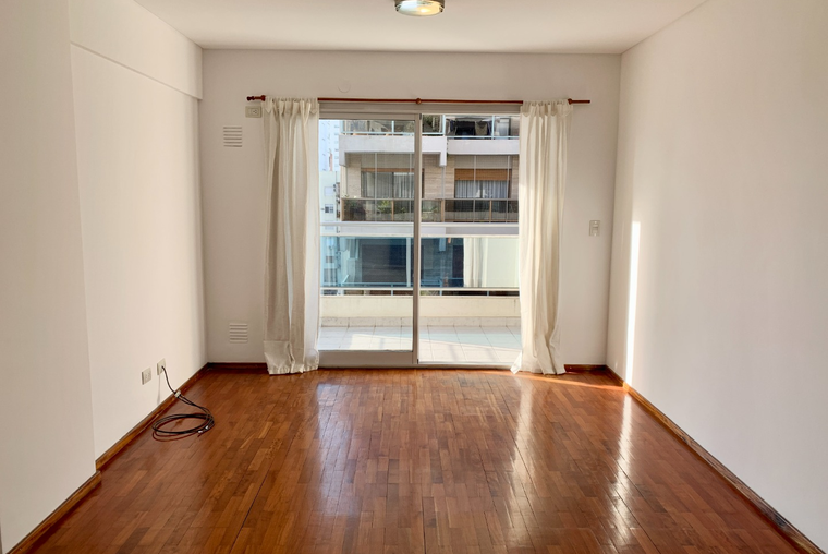 ATENCION EXTERNO. COCHERA. Amplísimo. Living comedor. Cocina comedor. Dos balcones. Brown - Balcarce