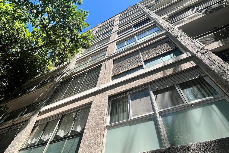 PJE. CAJARAVILLE 100. Semipiso. 130 m2. Balcón. Living. Cocina. Cochera. Ventilación cruzada.