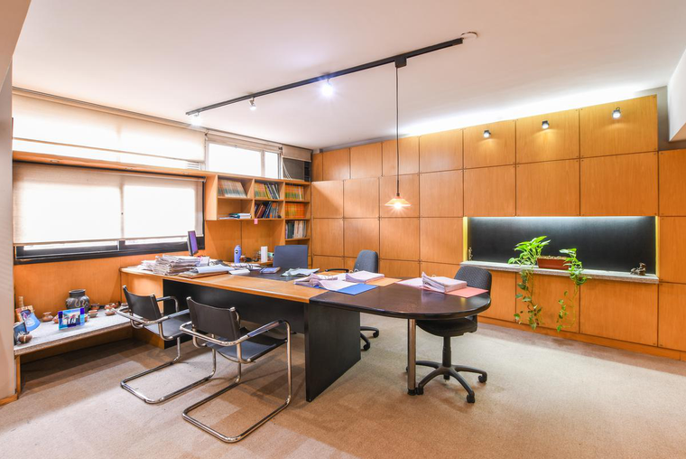 Oficina en primer piso - piso exclusivo  - amplia- posibilidad cochera