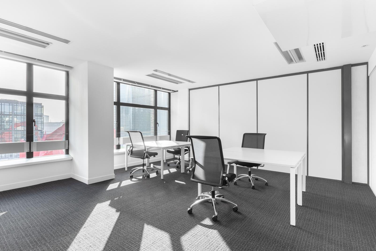 Alquiler de oficina comercial para 3 personas en Montevideo, Carrasco Valley.