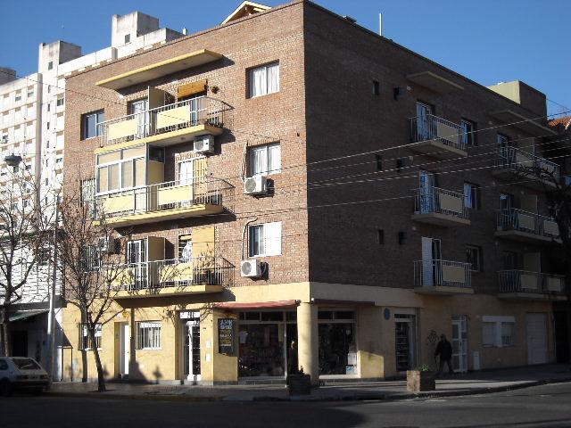 Pasco 90. Externo. Balcón frente. Kitchenette. Baño.